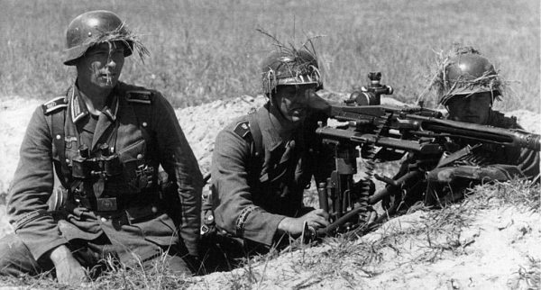 MG42 crew with lafette and MGZ40